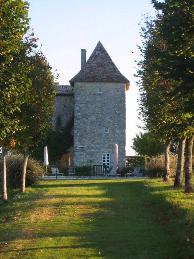Château à louer dans le Sud-ouest : le parc de Puymangou, l'allée de tilleuls : 