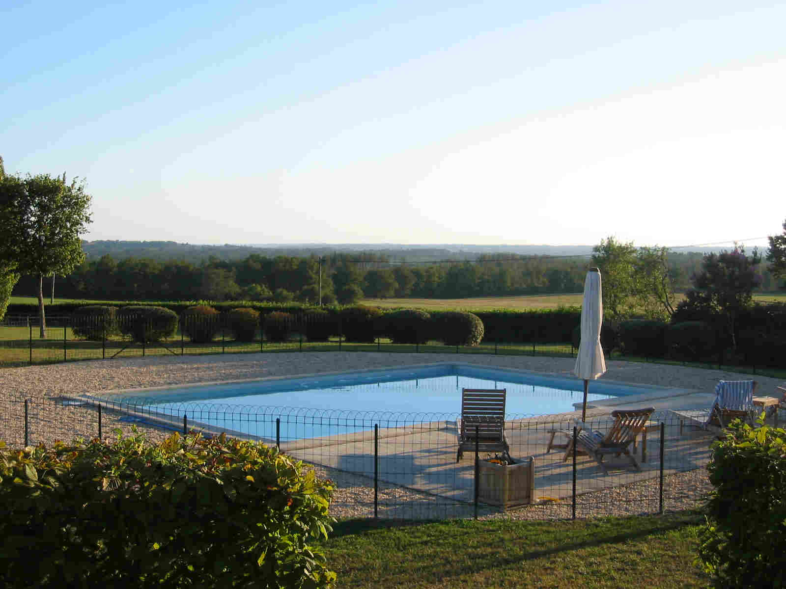 La vue depuis la piscine vers la Gironde et la Charente maritime, manoir à louer Dordogne