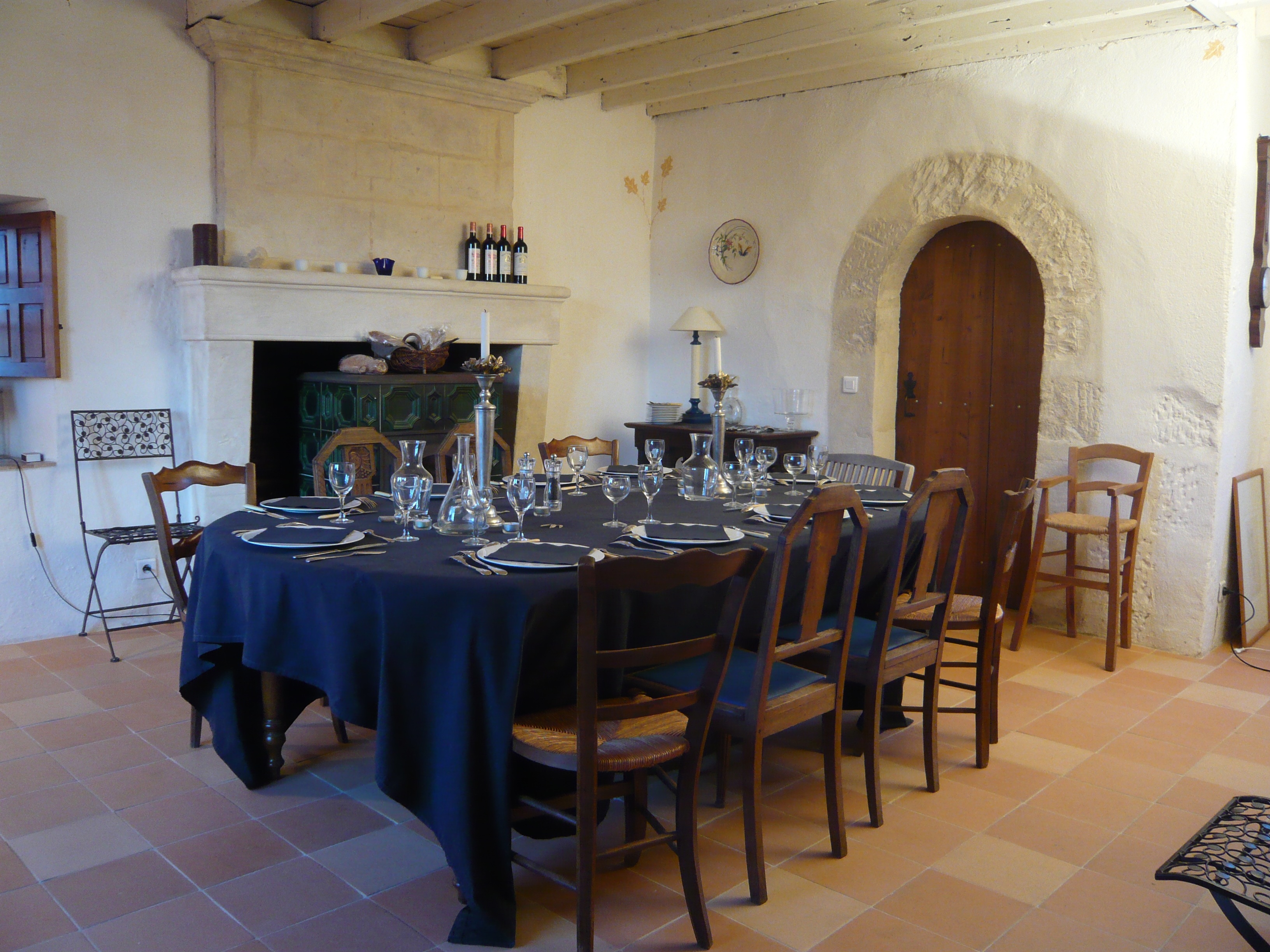 La salle à manger du chateau de Puymangou, manoir à louer Perigord